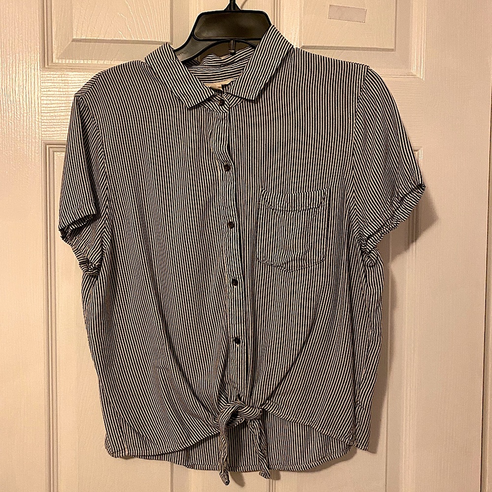 Collared Tied up shirt